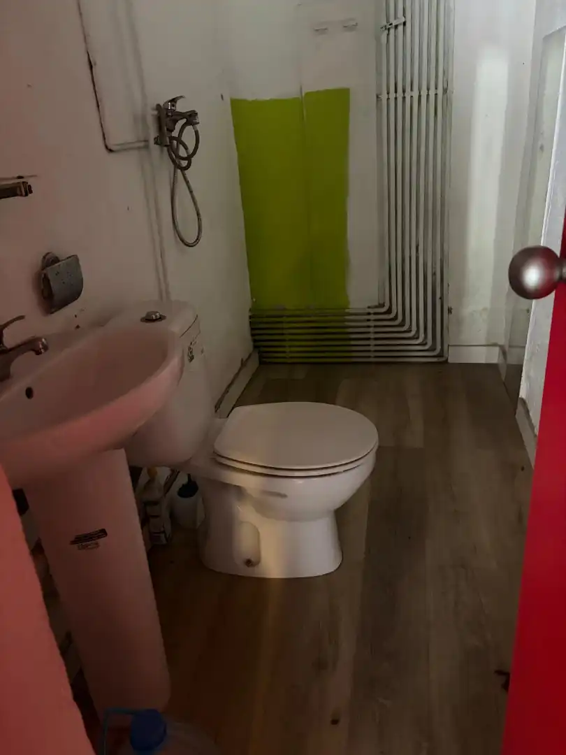 Bany de Local en venda en L'Hospitalet de Llobregat amb Alarma