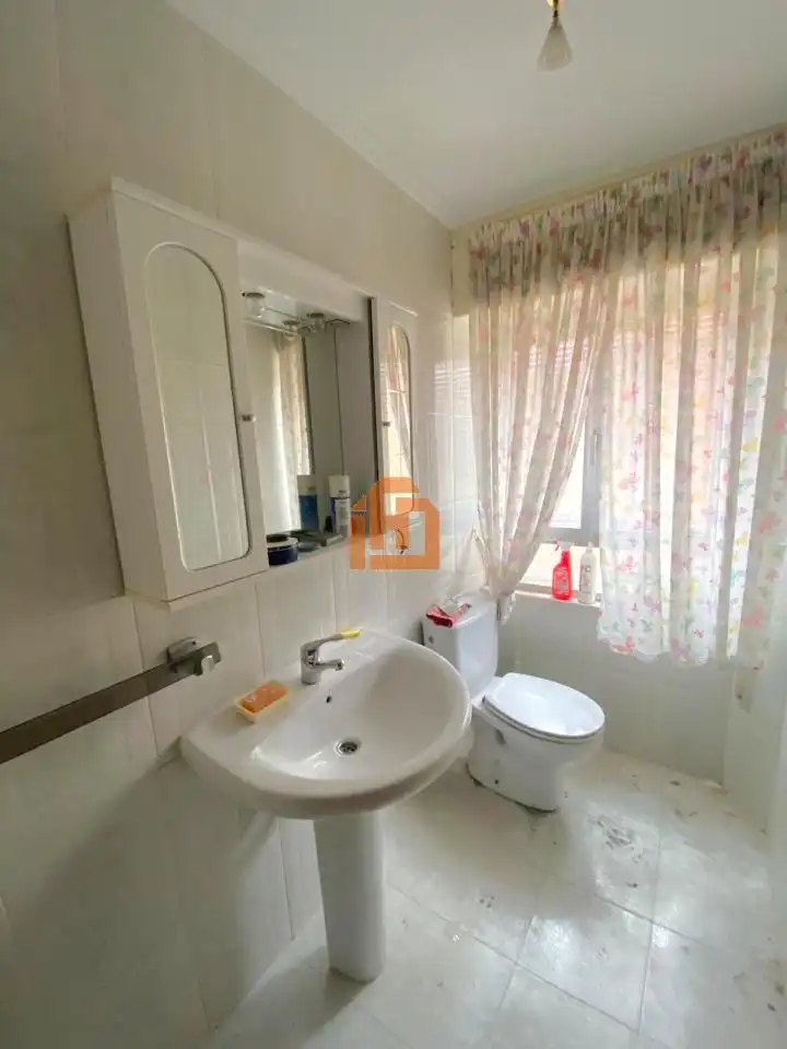 Baño de Casa o chalet en venta en La Robla  con Calefacción y Amueblado