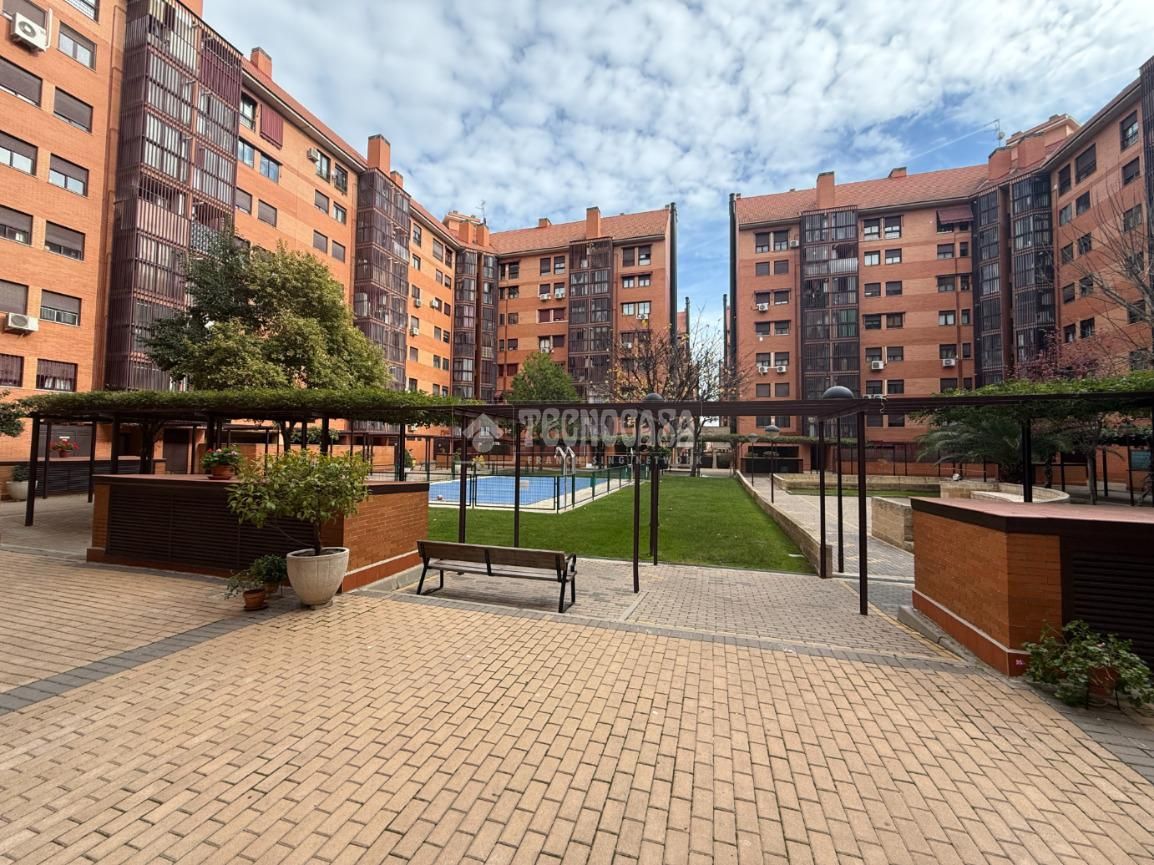 Vista exterior de Piso en venta en  Madrid Capital