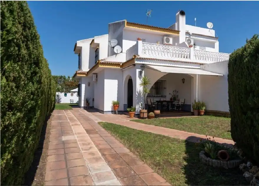 Vista exterior de Casa adosada en venta en Almonte con Terraza, Trastero y Balcón