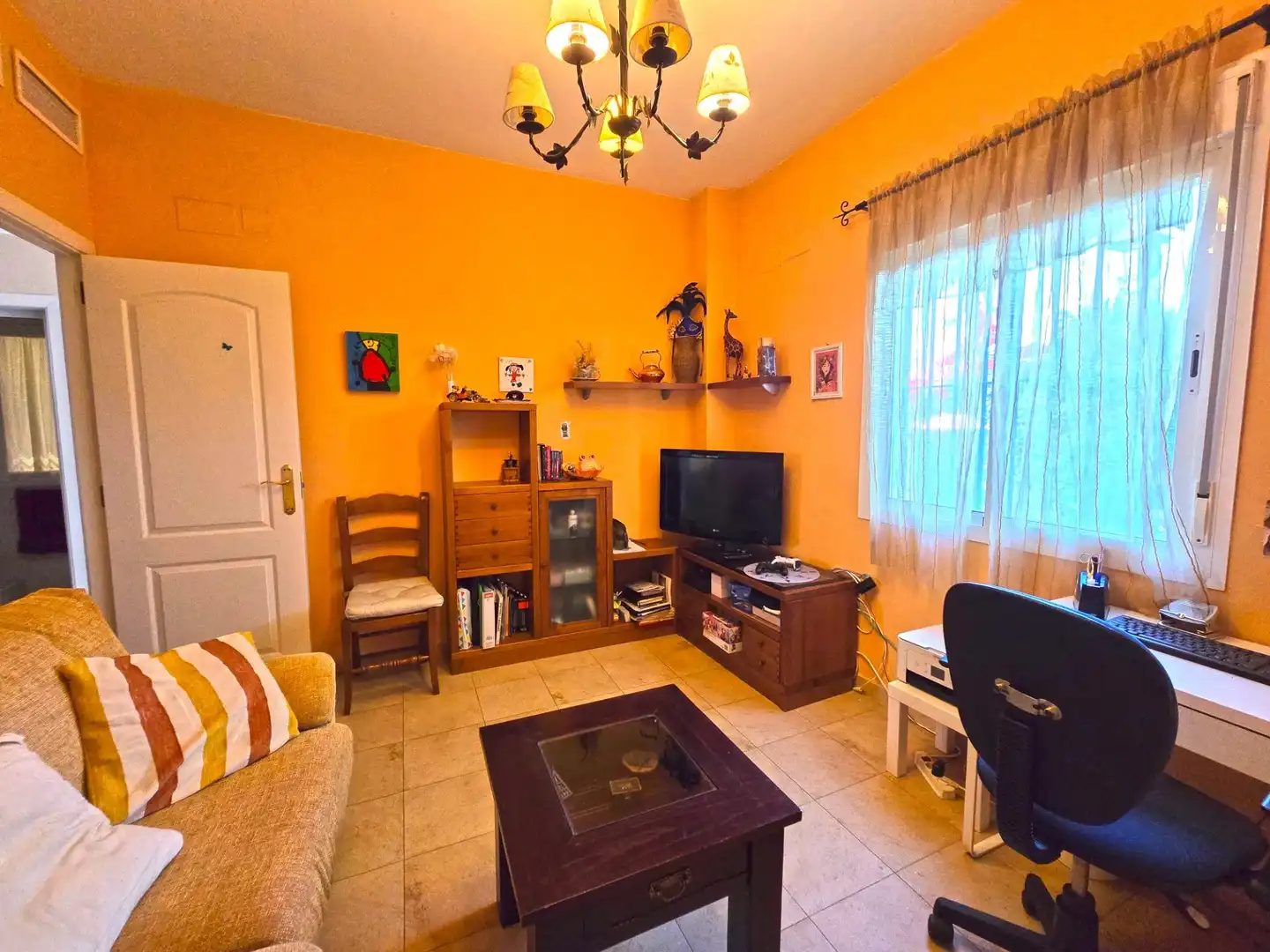 Sala de estar de Casa adosada en venta en Espartinas con Jardín privado, Terraza y Balcón