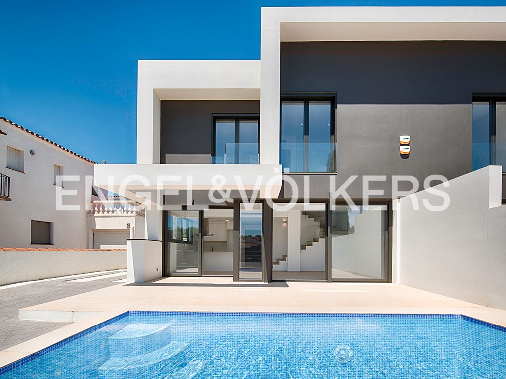 Vista exterior de Casa adosada en venda en Empuriabrava amb Aire condicionat, Jardí privat i Terrassa