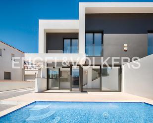 Vista exterior de Casa adosada en venda en Empuriabrava amb Aire condicionat, Jardí privat i Terrassa