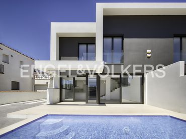 Doppelhaushälfte mit Pool zum Verkauf in Carrer Requesens
