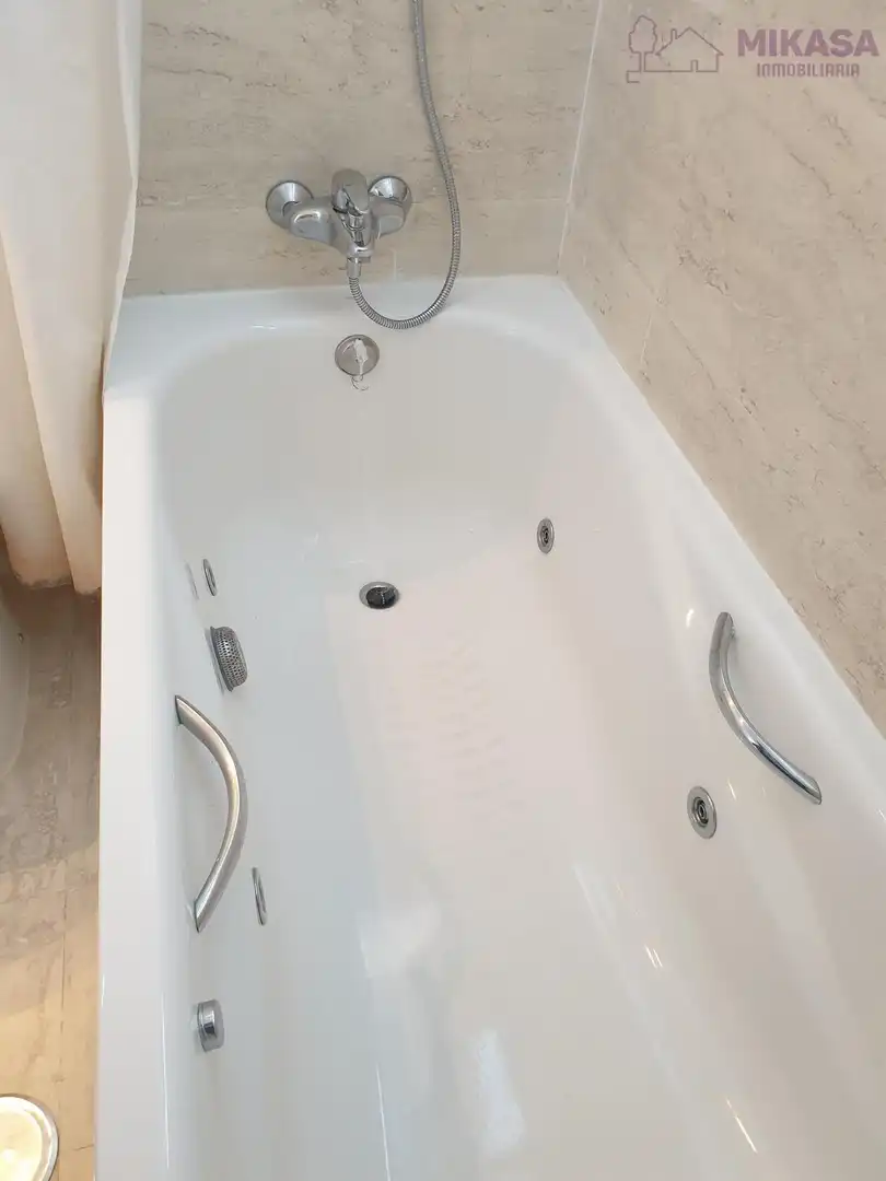 Bathroom of Flat for rent in Madrid  with Air Conditioner, Heating and Community pool