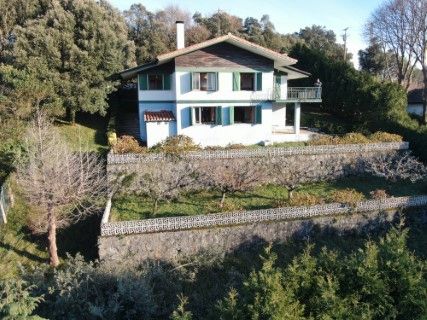 Vista exterior de Casa o xalet en venda en Zumaia amb Jardí privat, Terrassa i Moblat