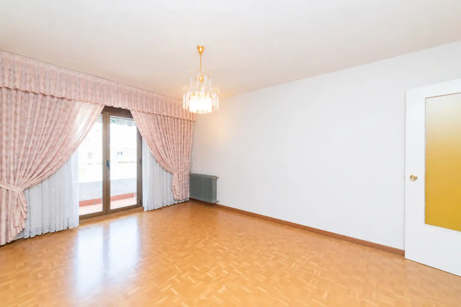 Sala de estar de Piso en venta en Pozuelo de Alarcón con Calefacción, Terraza y Amueblado