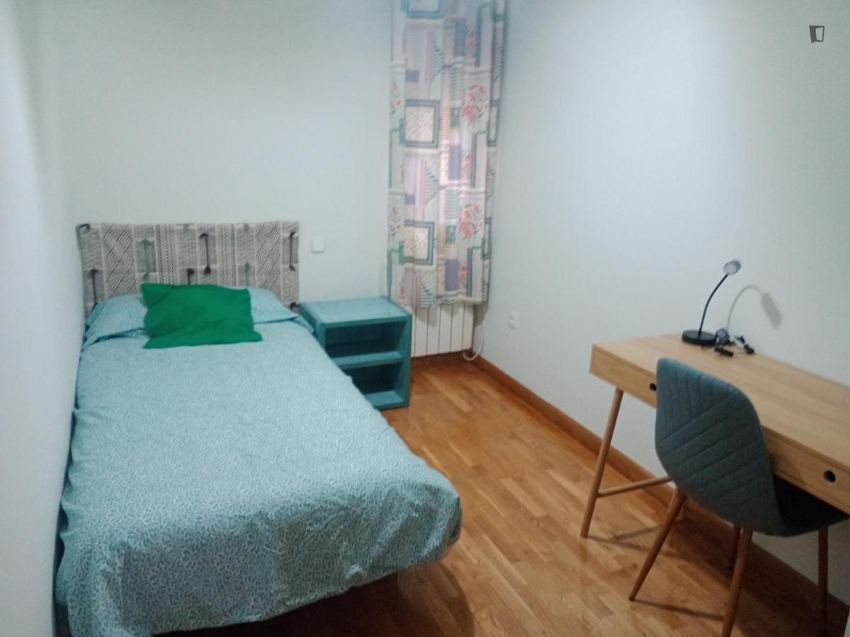 Dormitori de Apartament per a compartir en  Madrid Capital amb Moblat, Forn i Rentadora