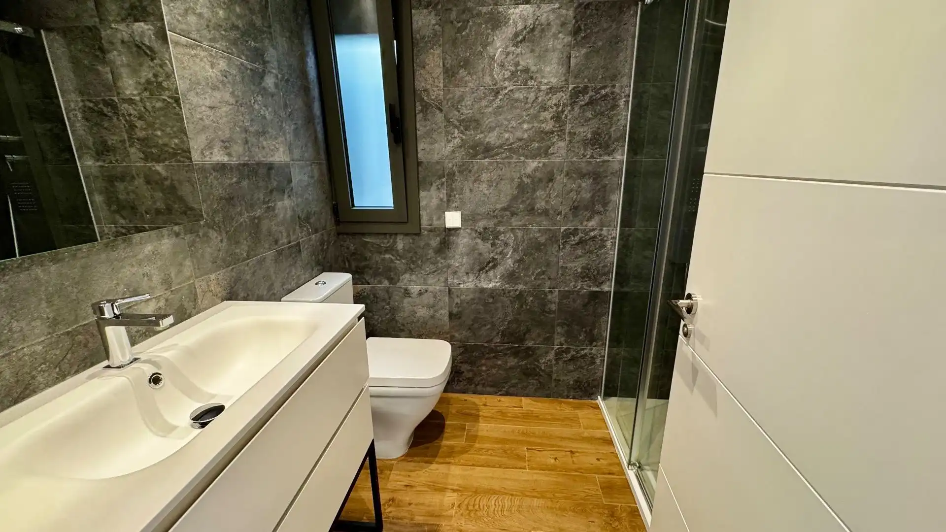 Badezimmer von Dachboden zum Verkauf in Centre