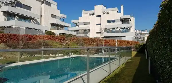 Vista exterior de Dúplex de alquiler en  Madrid Capital con Aire acondicionado, Jardín privado y Trastero