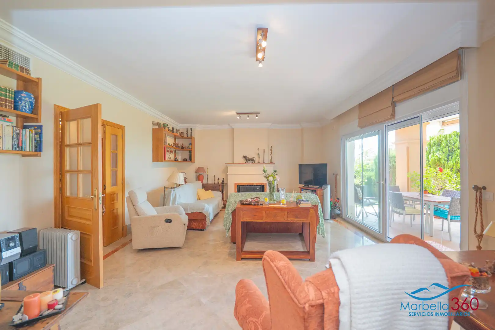 Sala de estar de Casa adosada en venta en Marbella con Aire acondicionado, Calefacción y Jardín privado