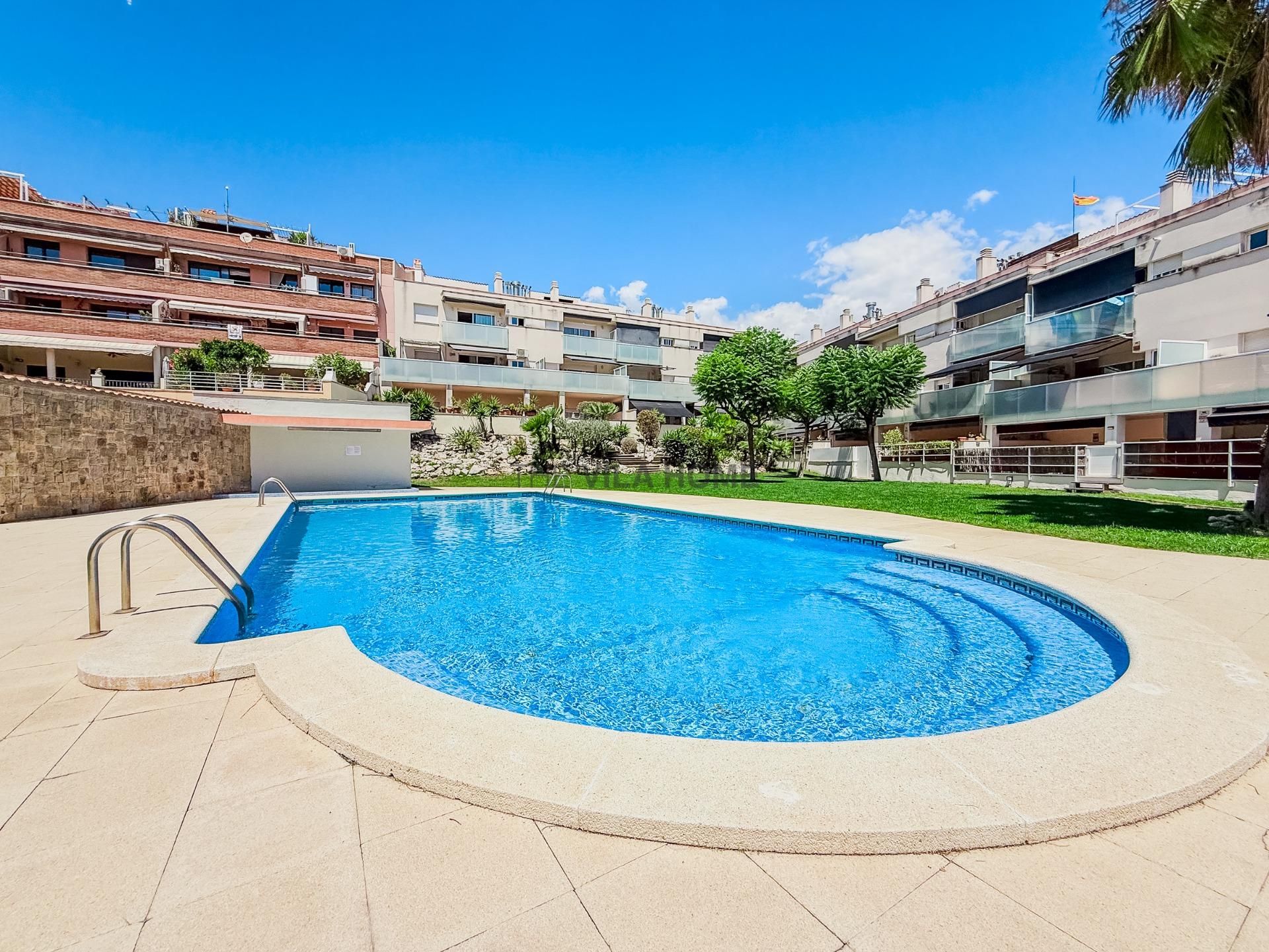 Piscina de Planta baixa en venda en Cubelles amb Calefacció, Jardí privat i Terrassa
