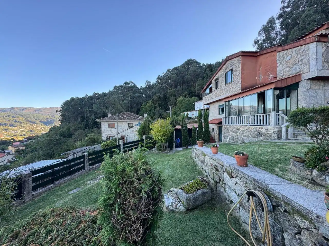 Vista exterior de Casa o xalet en venda en Redondela amb Calefacció, Jardí privat i Terrassa