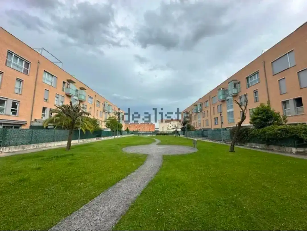 Vista exterior de Pis en venda en  Pamplona / Iruña amb Calefacció, Jardí privat i Parquet