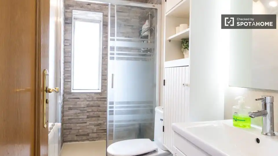 Bathroom of Flat for rent in Madrid  with Air Conditioner, Heating and Furnished