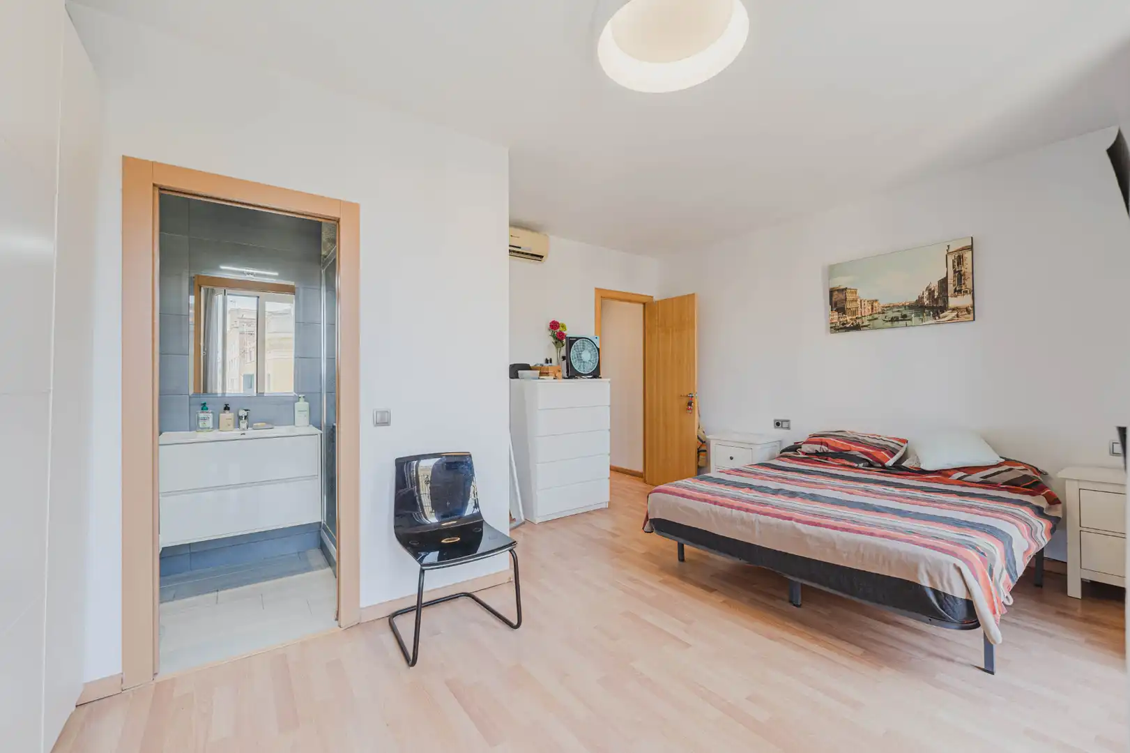 Schlafzimmer von Wohnung zum Verkauf in Barcelona mit Klimaanlage, Heizung und Ofen