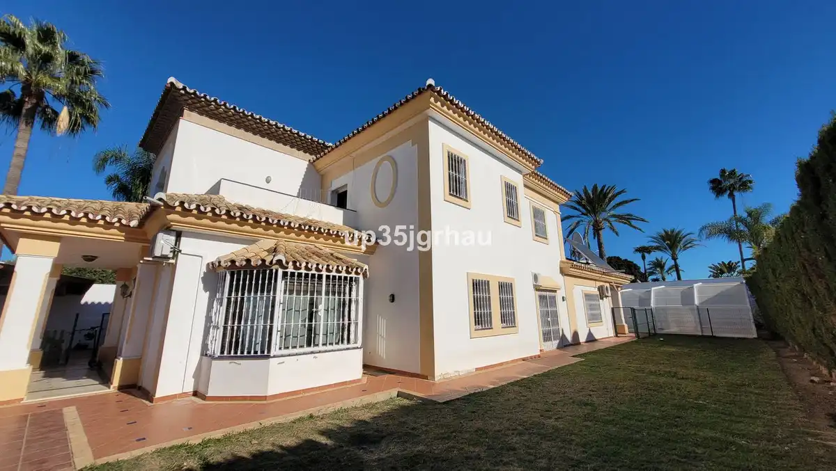 Villa mit Pool zum Verkauf in Avenida Benamara 15