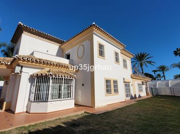 Villa con piscina in vendita a Avenida Benamara 15