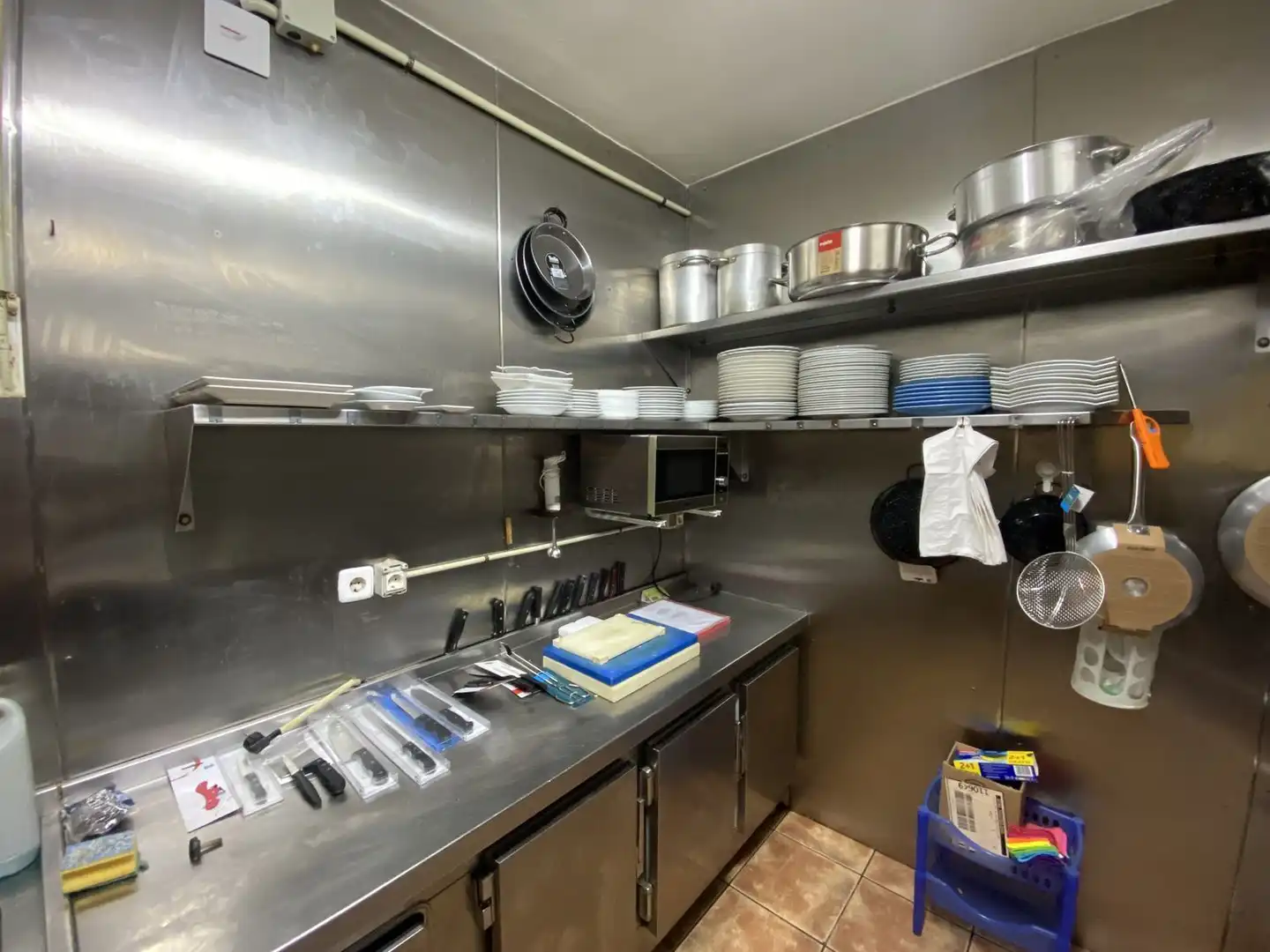 Cuina de Local en venda en Cornellà de Llobregat amb Aire condicionat