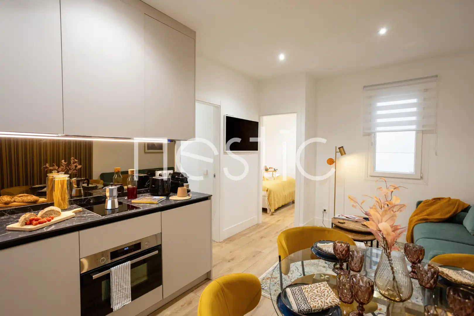 Dormitori de Apartament de lloguer en Madrid amb Aire condicionat, Calefacció i Moblat