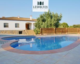 Vista exterior de Casa o xalet en venda en La Tallada d'Empordà amb Calefacció, Jardí privat i Piscina