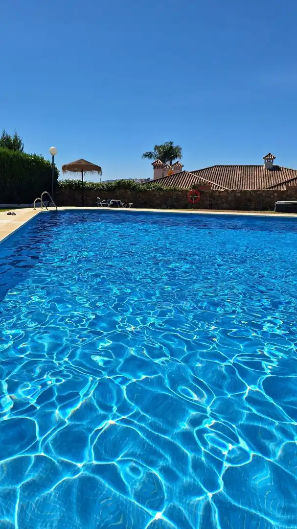 Piscina de Casa adosada en venta en Manilva con Aire acondicionado, Terraza y TV