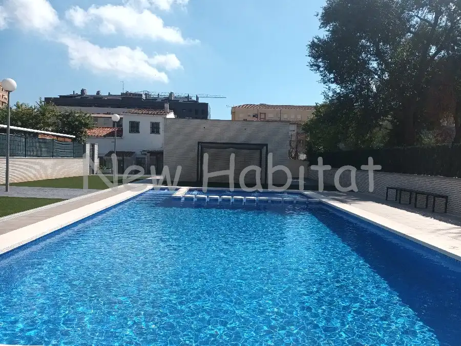 Piscina de Casa adosada en venta en Castellón de la Plana / Castelló de la Plana con Aire acondicionado, Jardín privado y Terraza