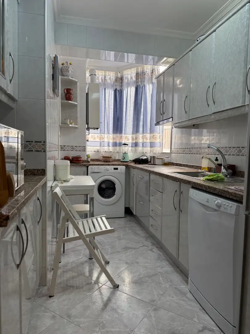 Cuina de Pis en venda en Sevilla amb Aire condicionat, Terrassa i Moblat