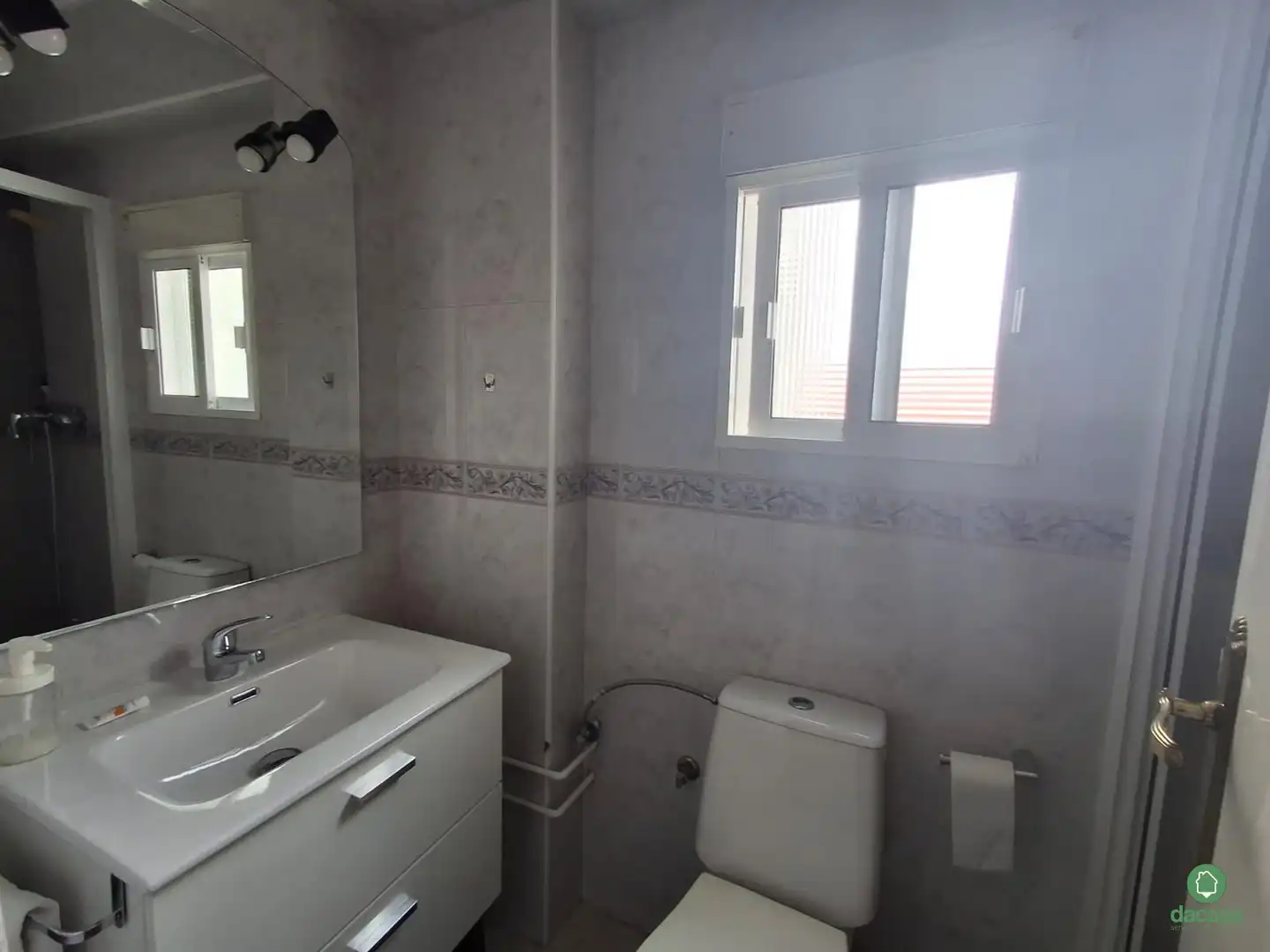 Badezimmer von Wohnung zur Miete in Huelva mit Möbliert, Waschmaschine und Fernseher