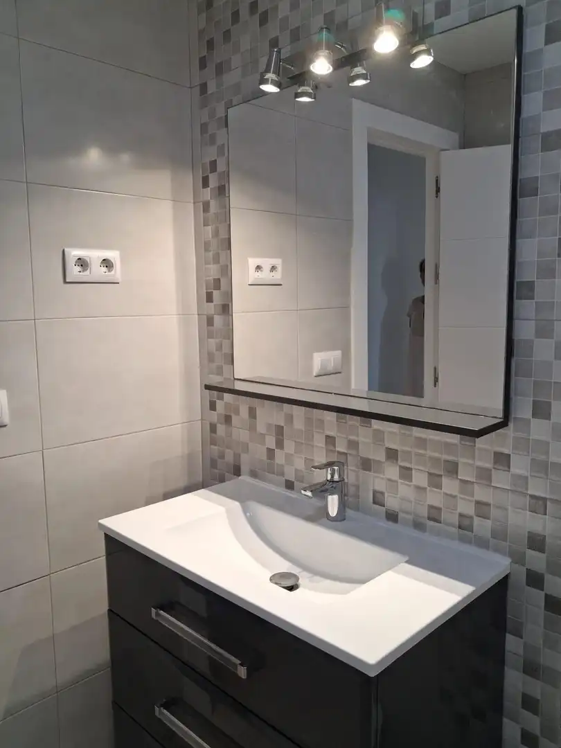 Baño de Piso de alquiler en Cádiz con Aire acondicionado y Balcón