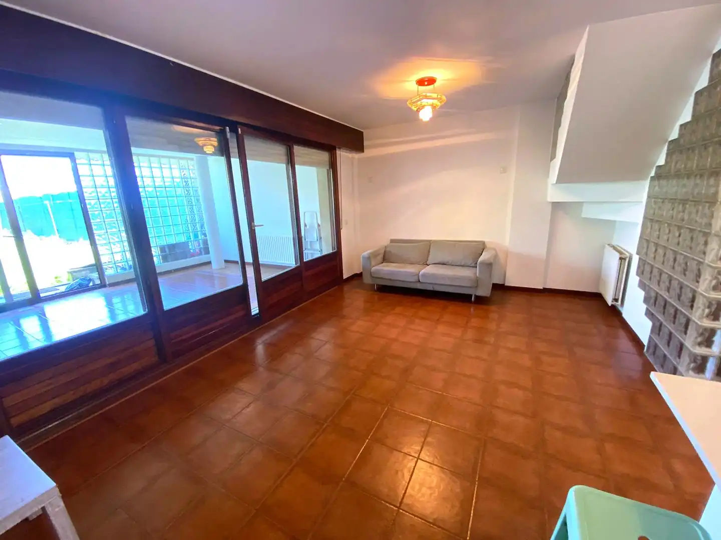Wohnzimmer von Einfamilien-Reihenhaus zum Verkauf in Castro-Urdiales mit Heizung, Privatgarten und Parkett