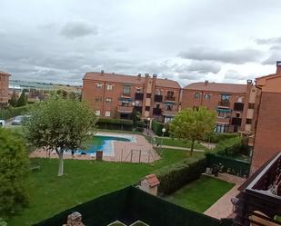 Piscina de Pis en venda en San Cristóbal de Segovia amb Calefacció, Parquet i Terrassa