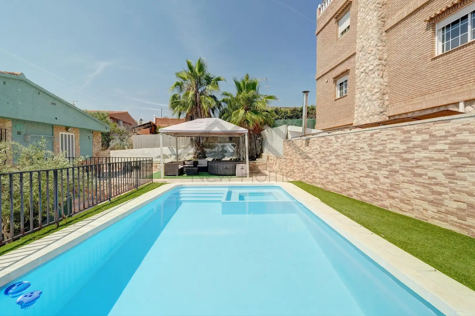 Swimming pool of Houses for sale in La Pobla de Vallbona  with Air Conditioner, Heating and Private garden
