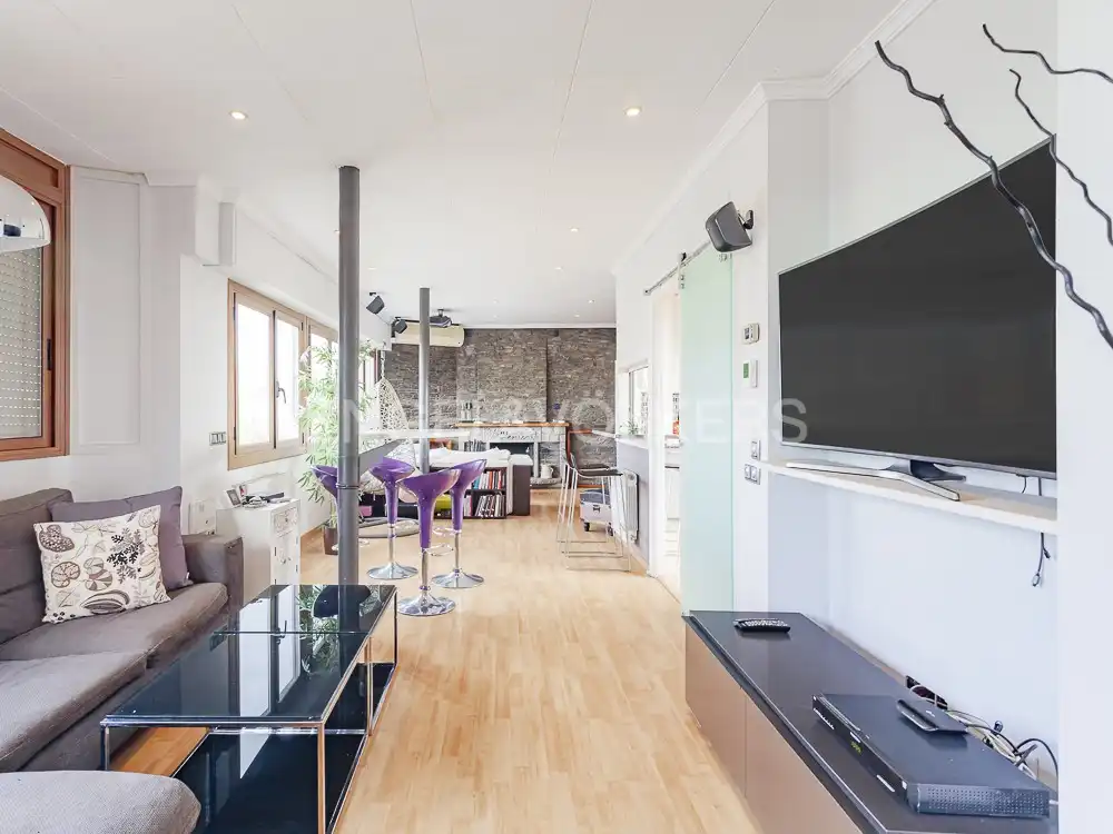 Wohnzimmer von Dachboden zum Verkauf in Barcelona mit Klimaanlage, Heizung und Terrasse