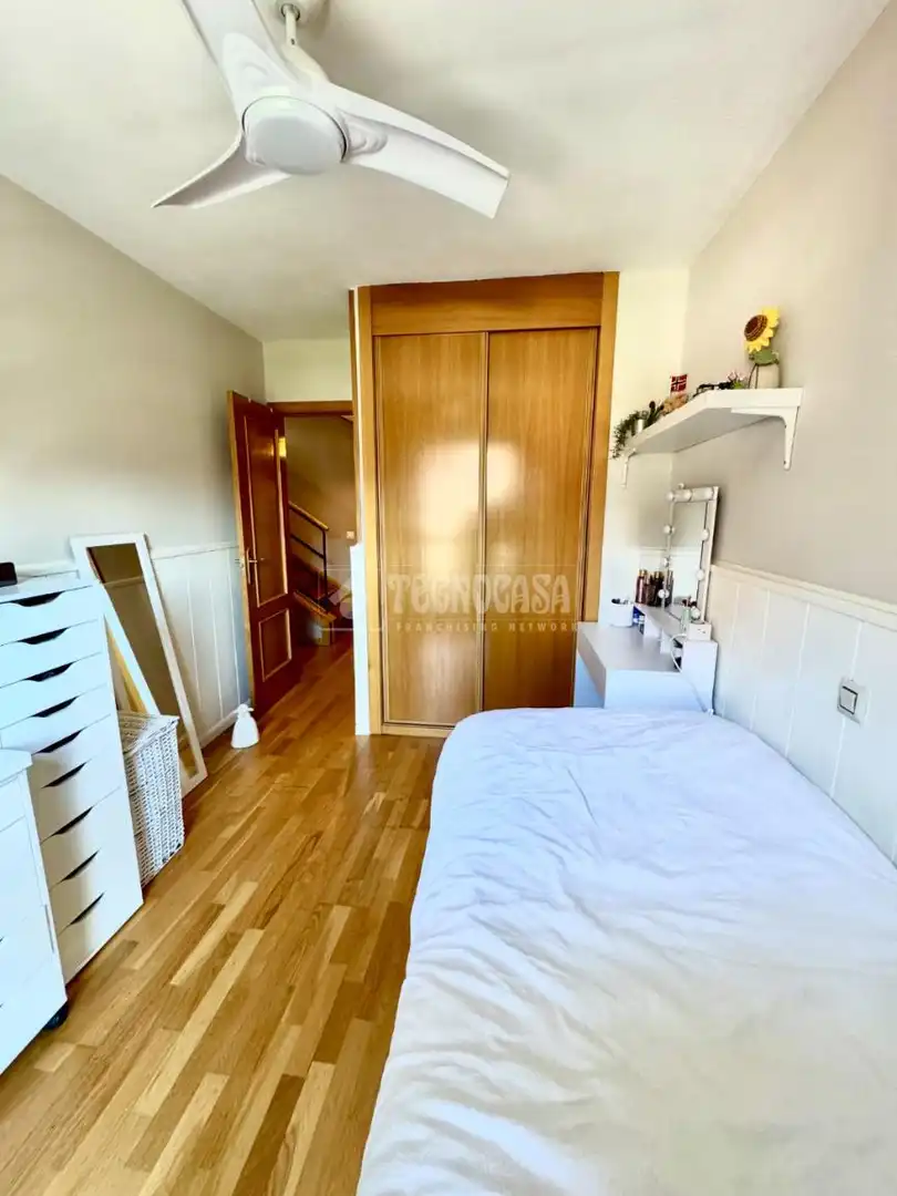 Schlafzimmer von Einfamilien-Reihenhaus zum Verkauf in Alcalá de Henares mit Klimaanlage, Heizung und Gemeinschaftspool