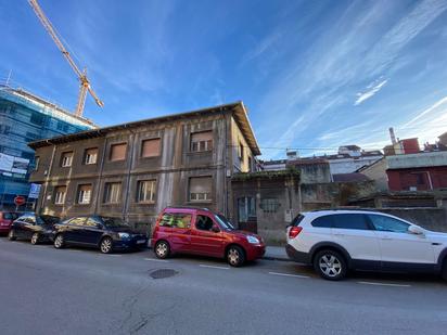 Vista exterior de Casa adosada en venda en Langreo amb Jardí privat