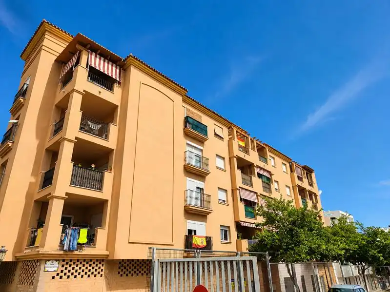 Vista exterior de Piso en venta en Estepona con Terraza, Trastero y Piscina comunitaria
