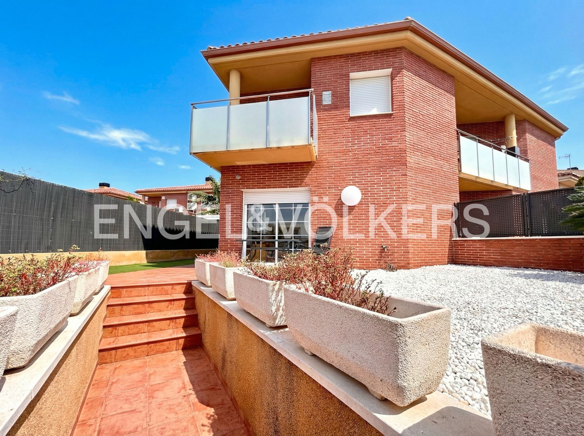 Vista exterior de Casa adosada en venda en Cambrils amb Aire condicionat, Calefacció i Jardí privat