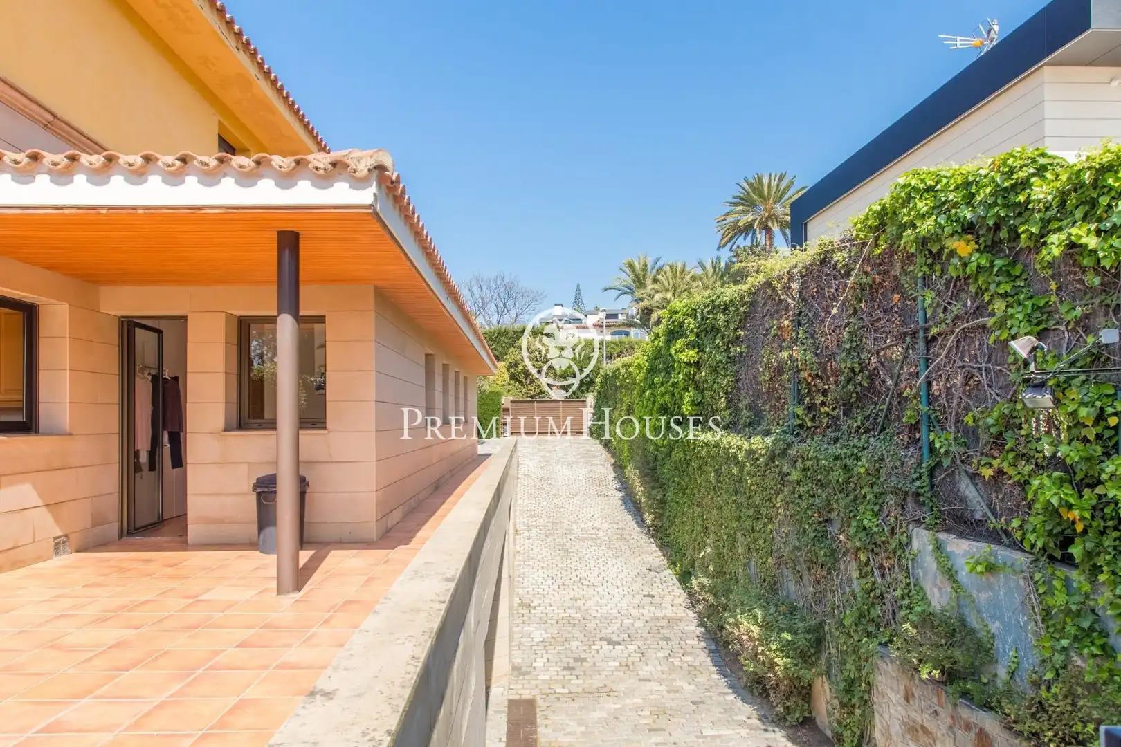 Vista exterior de Casa o xalet en venda en Alella amb Aire condicionat, Calefacció i Jardí privat