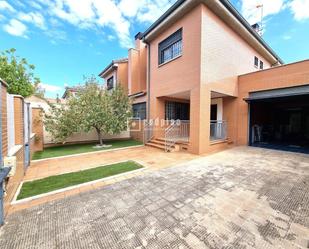 Vista exterior de Casa o xalet de lloguer en Rivas-Vaciamadrid amb Terrassa