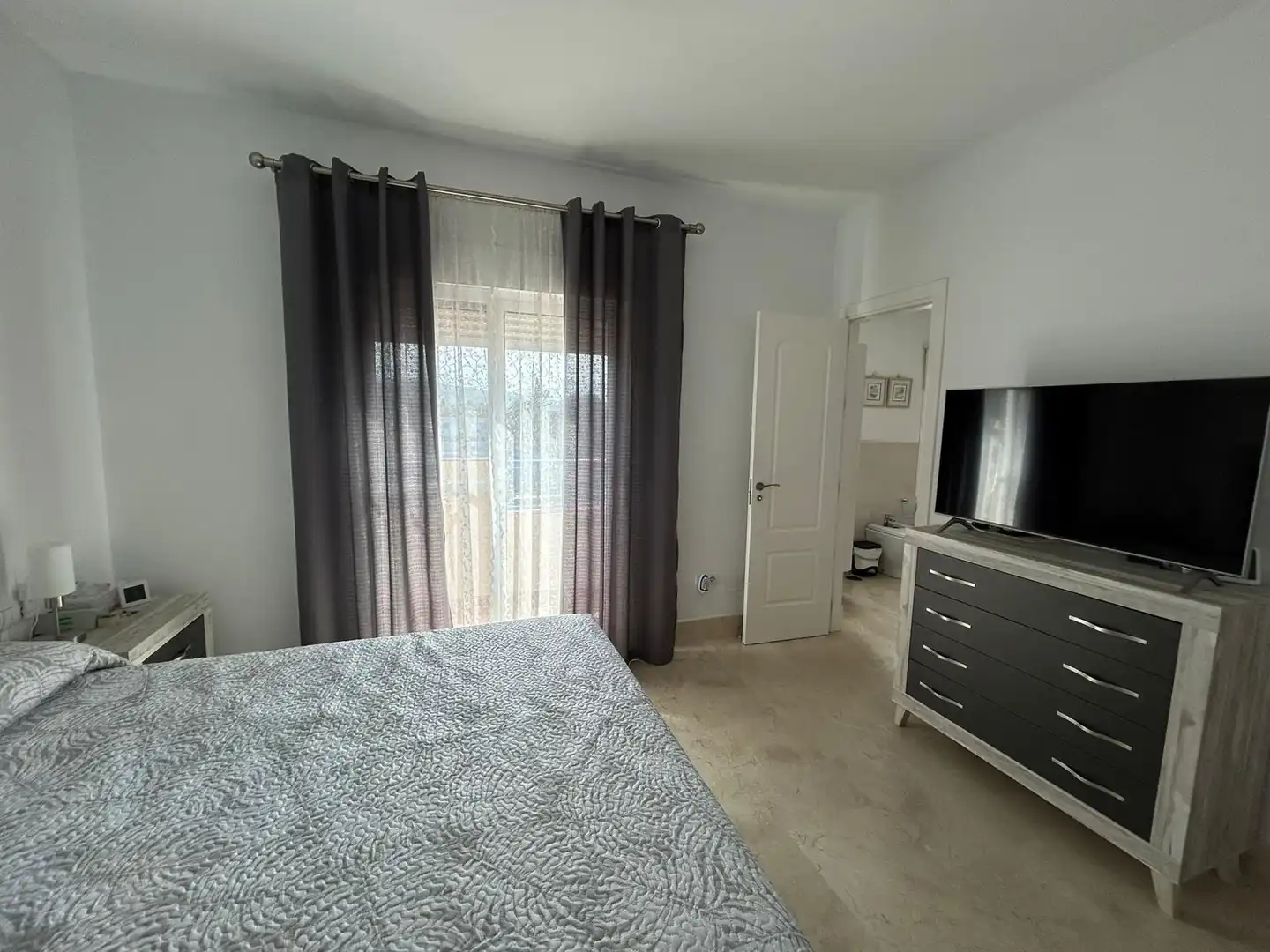 Schlafzimmer von Einfamilien-Reihenhaus zum Verkauf in Casares mit Schwimmbad