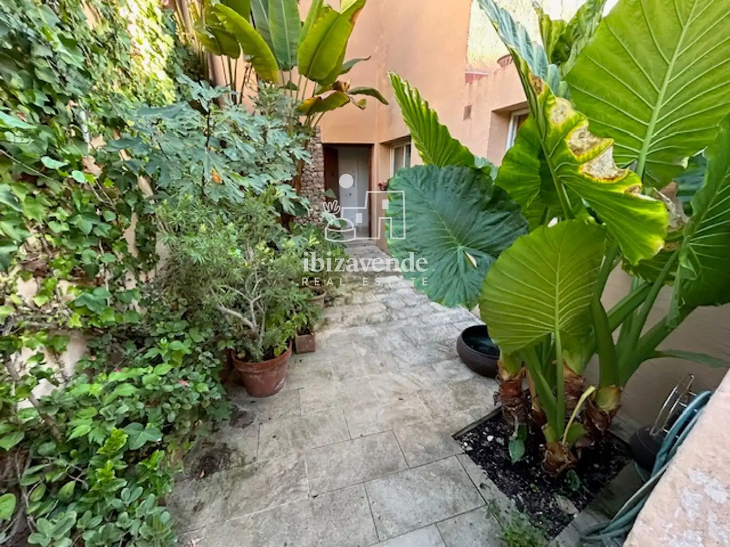 Garten von Einfamilien-Reihenhaus zur Miete in Santa Eulària des Riu mit Klimaanlage, Heizung und Parkett