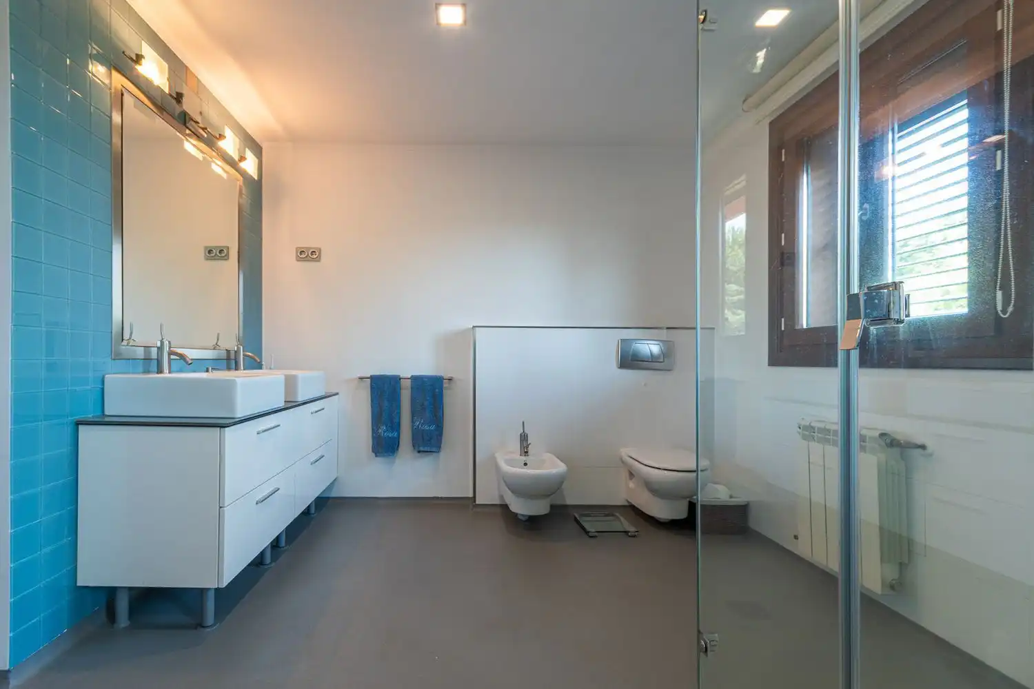 Badezimmer von Einfamilien-Reihenhaus zum Verkauf in Boadilla del Monte mit Klimaanlage, Heizung und Abstellraum