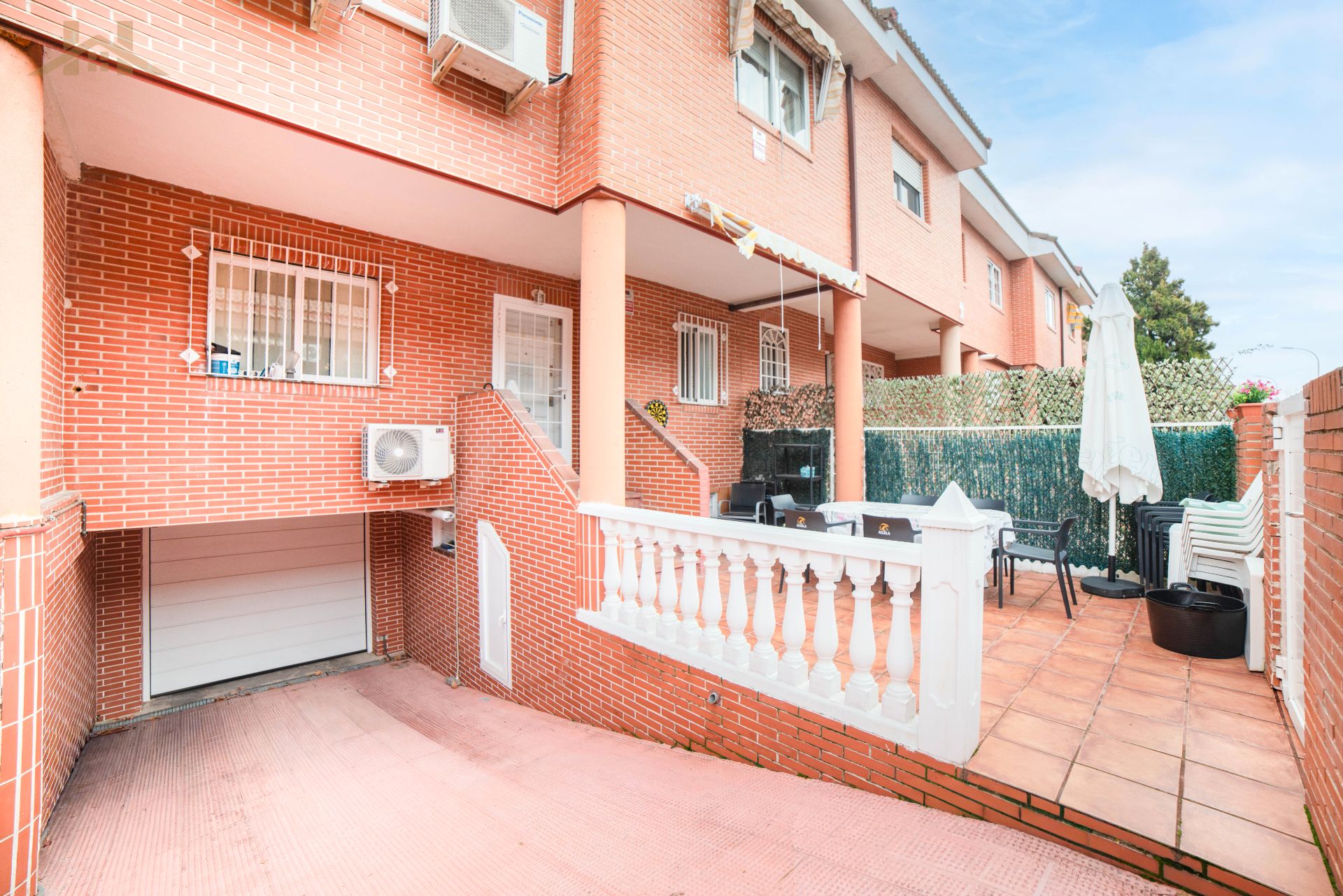 Exterior view of Single-family semi-detached for sale in Alcorcón  with Air Conditioner, Heating and Private garden