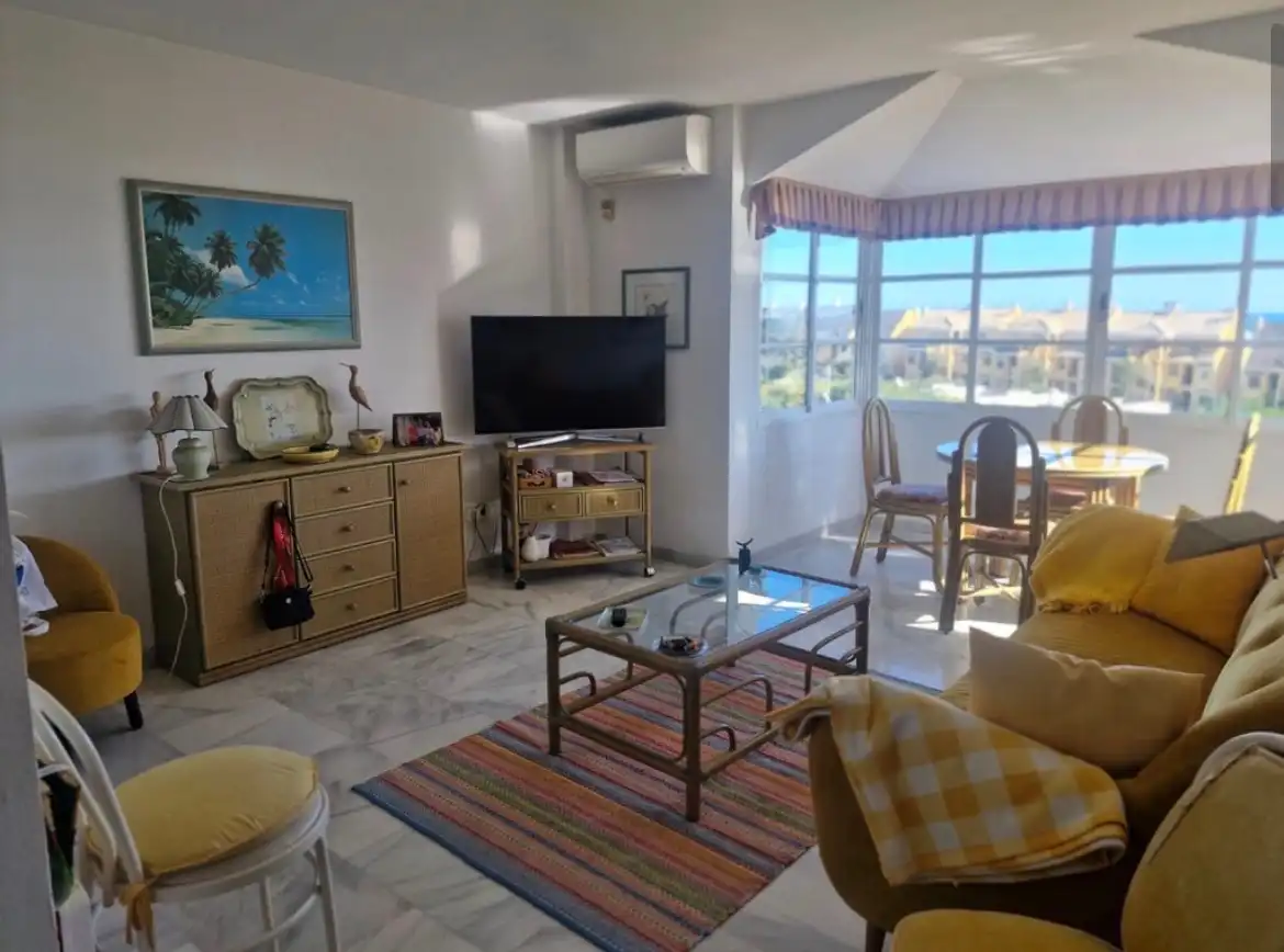 Wohnzimmer von Dachboden zum Verkauf in Marbella mit Klimaanlage, Terrasse und Möbliert
