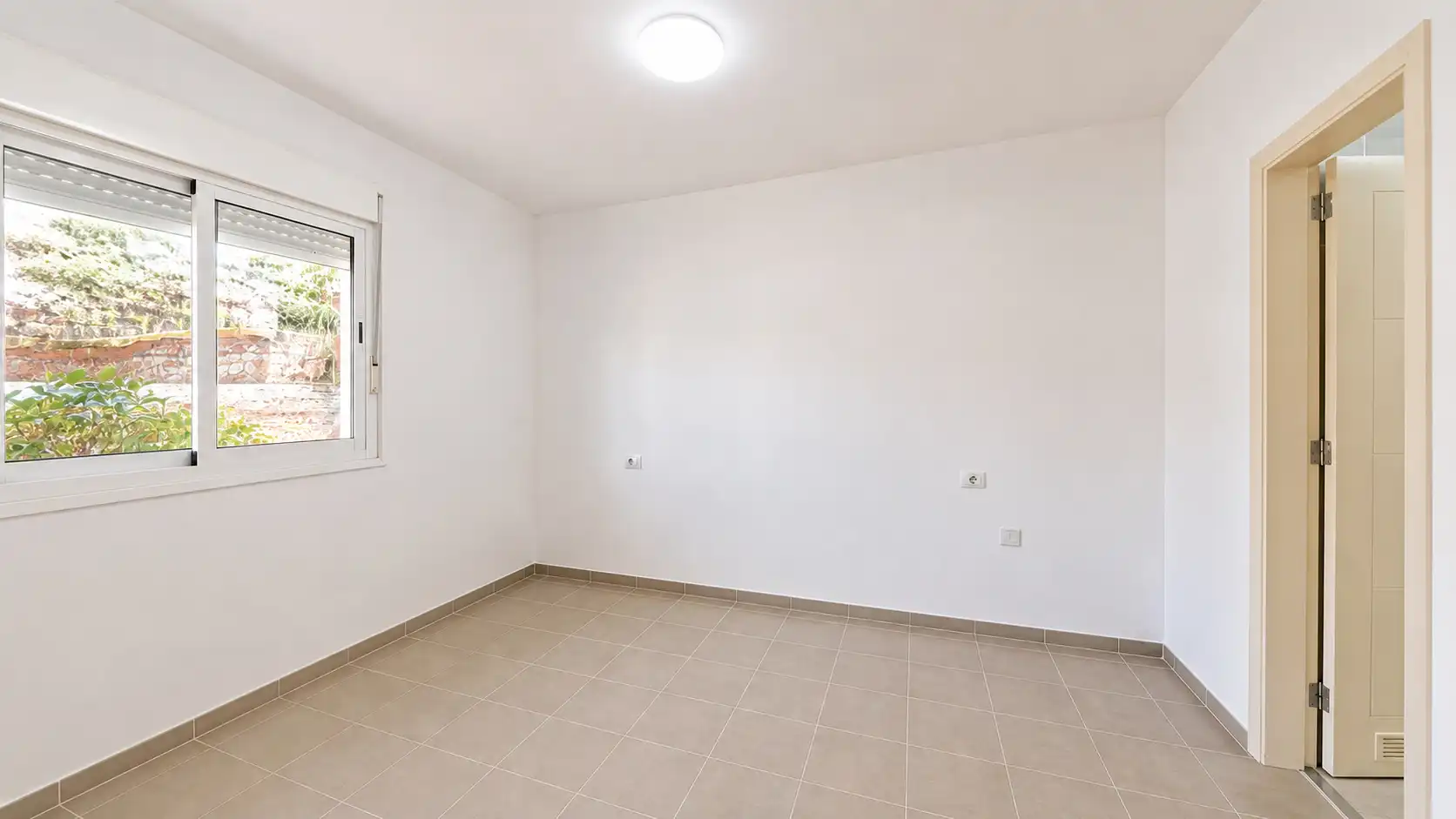 Wohnungen zum Verkauf in Arona mit Terrasse, Ofen und Waschmaschine