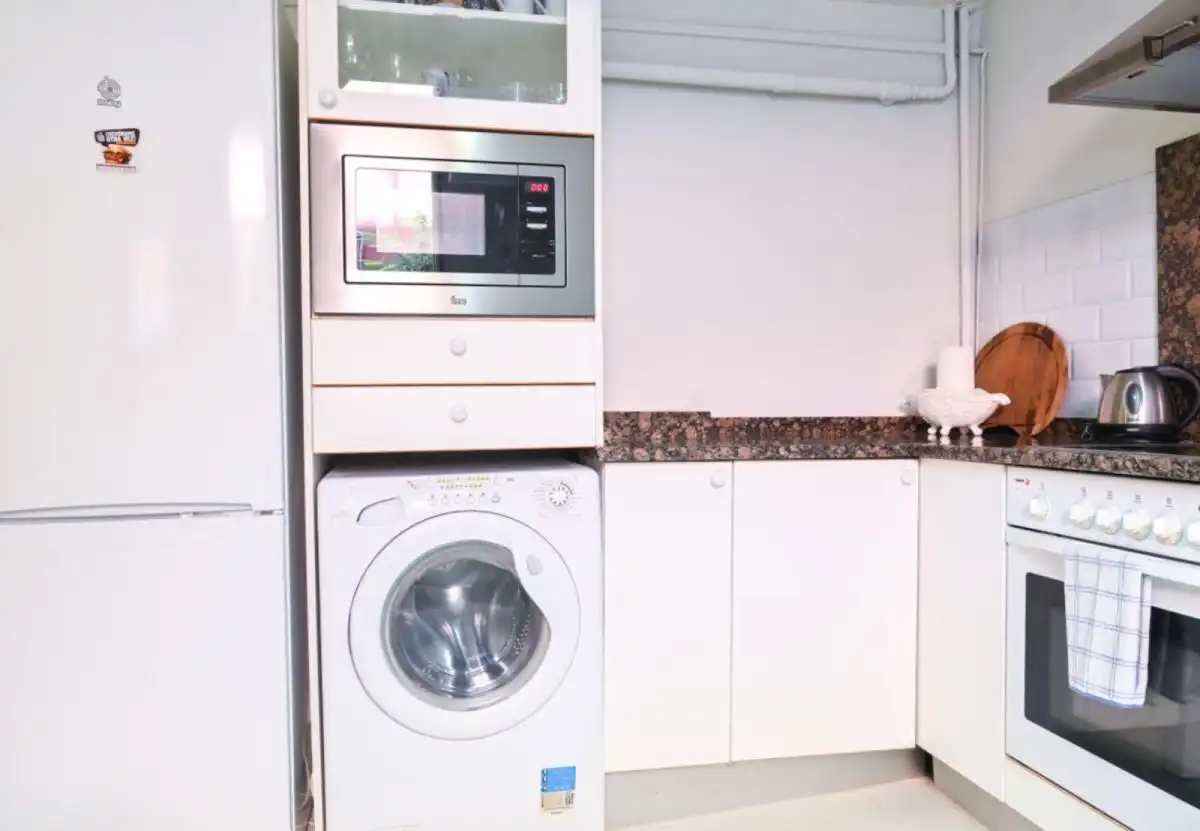 Cuina de Apartament de lloguer en Madrid amb Calefacció, Moblat i Forn