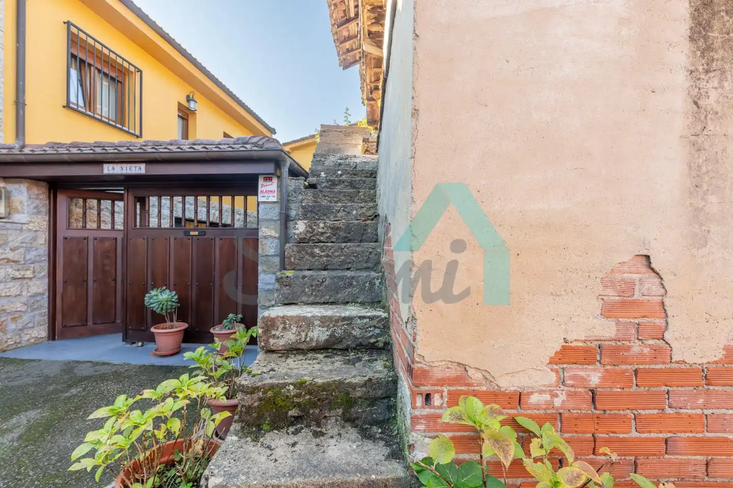 Außenansicht von Einfamilien-Reihenhaus zum Verkauf in Belmonte de Miranda mit Parkett