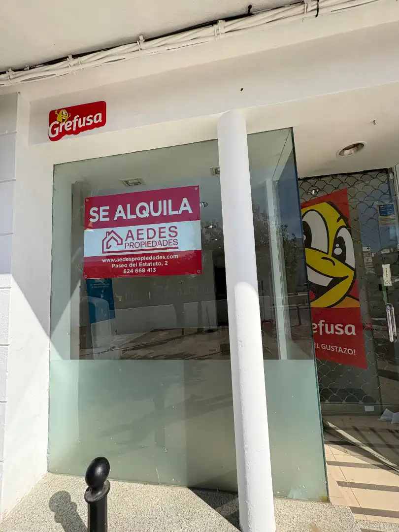 Local de lloguer en Carmona amb Aire condicionat