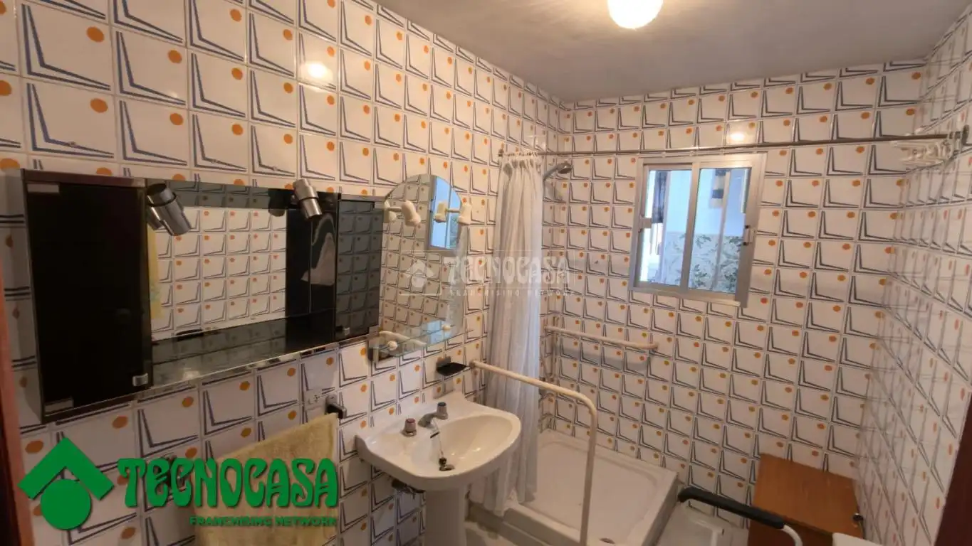 Badezimmer von Einfamilien-Reihenhaus zum Verkauf in La Puebla de Montalbán mit Heizung, Privatgarten und Terrasse